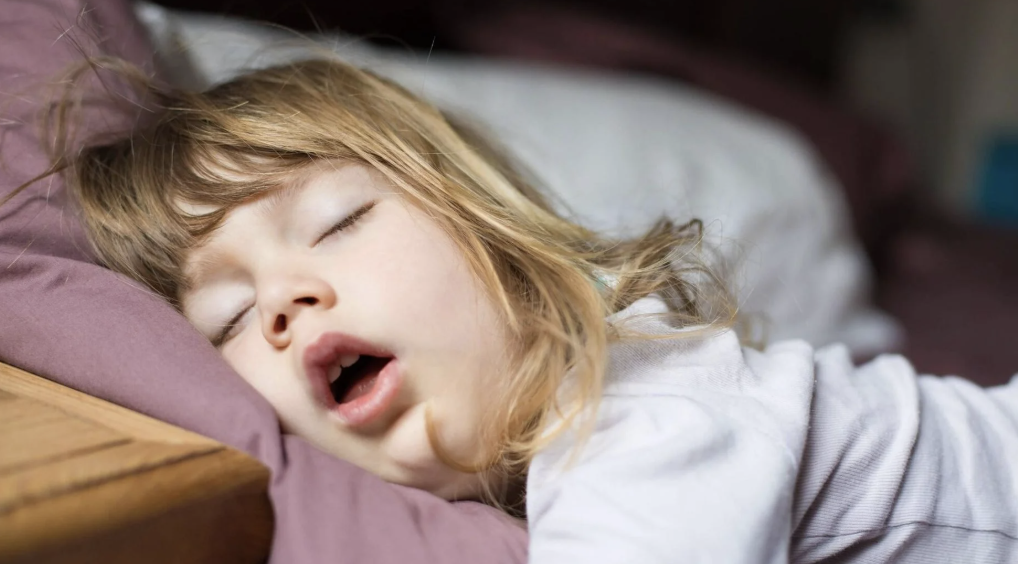 niño durmiendo con la boca abierta relacionado con respiración oral infantil